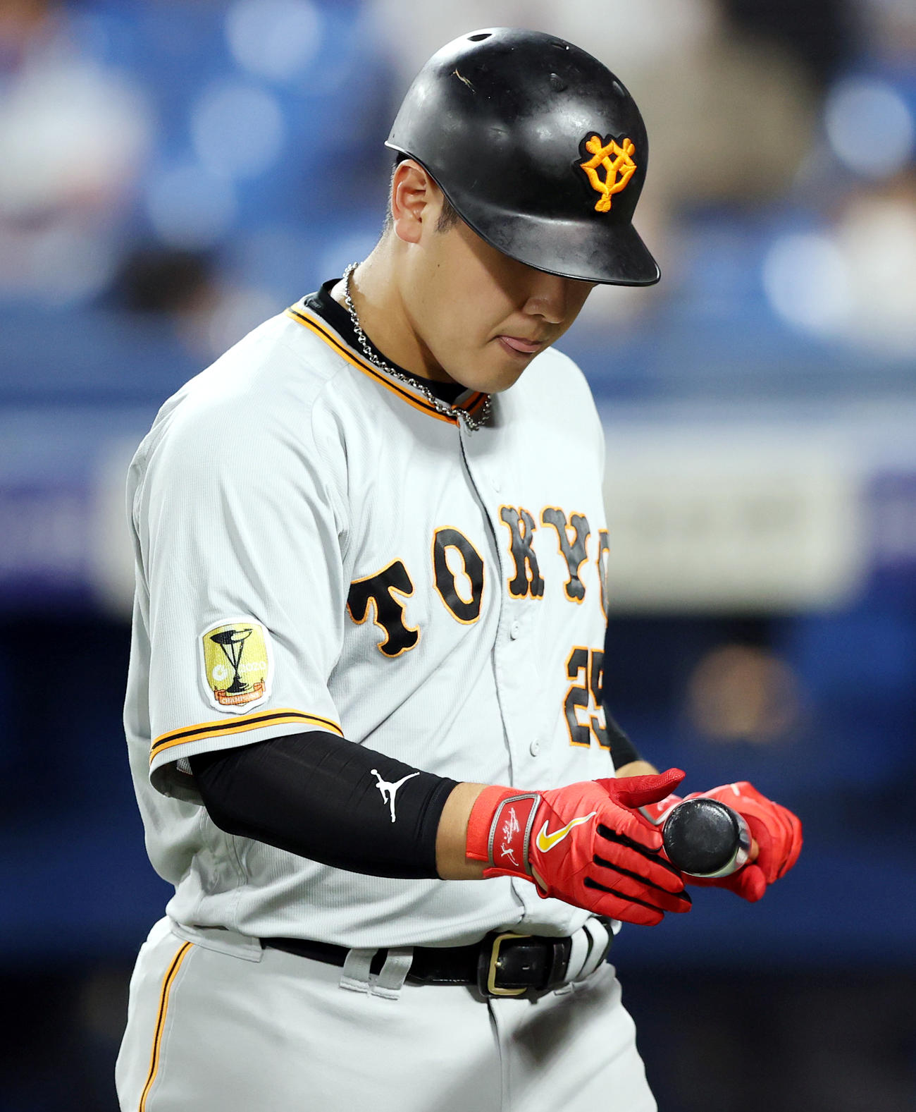 ヤクルト対巨人　9回表巨人無死、二飛に打ち取られ、悔しがる岡本和（撮影・狩俣裕三）