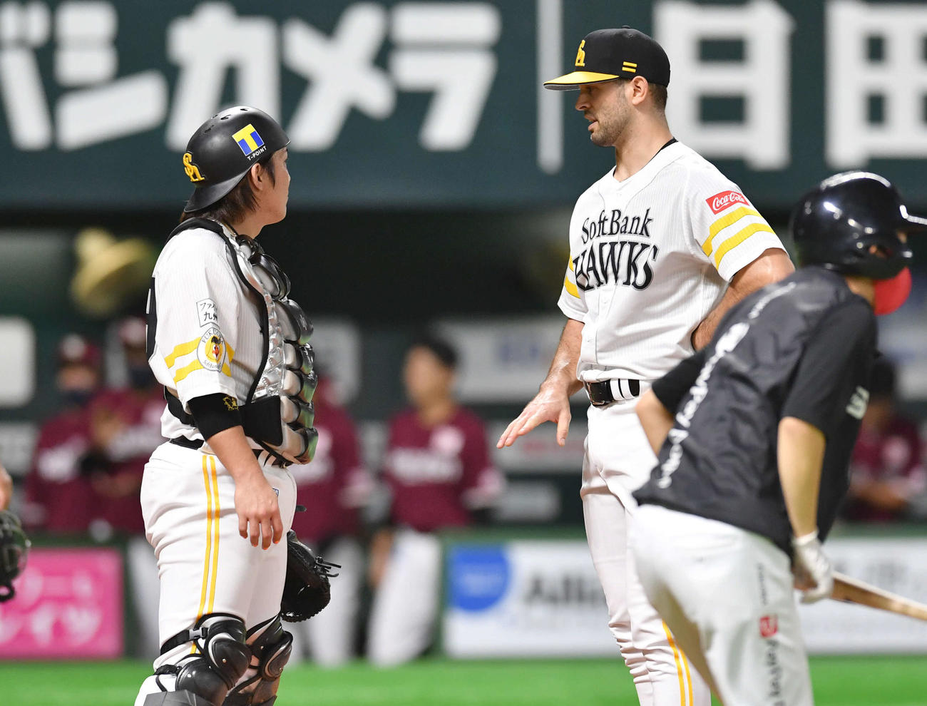 ソフトバンク対楽天　1回表楽天2死二塁、島内に先制の右前適時打を打たれ、甲斐（左）と話し合うマルティネス（撮影・岩下翔太）