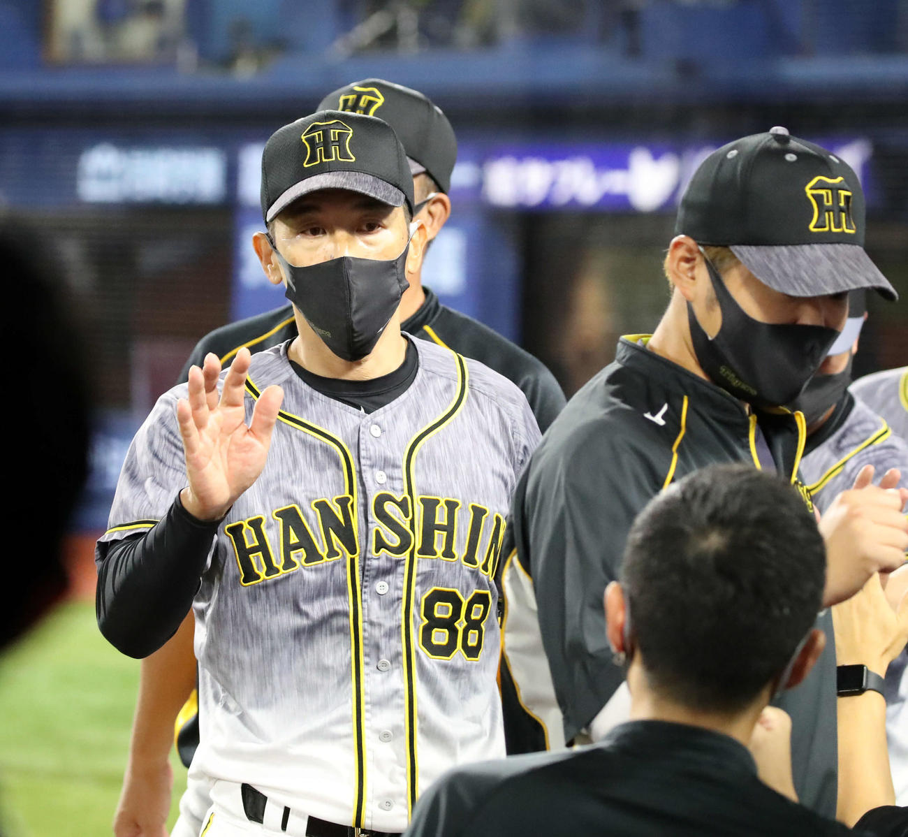 DeNA対阪　DeNAに連勝しナインとエアタッチする矢野監督（撮影・加藤哉）