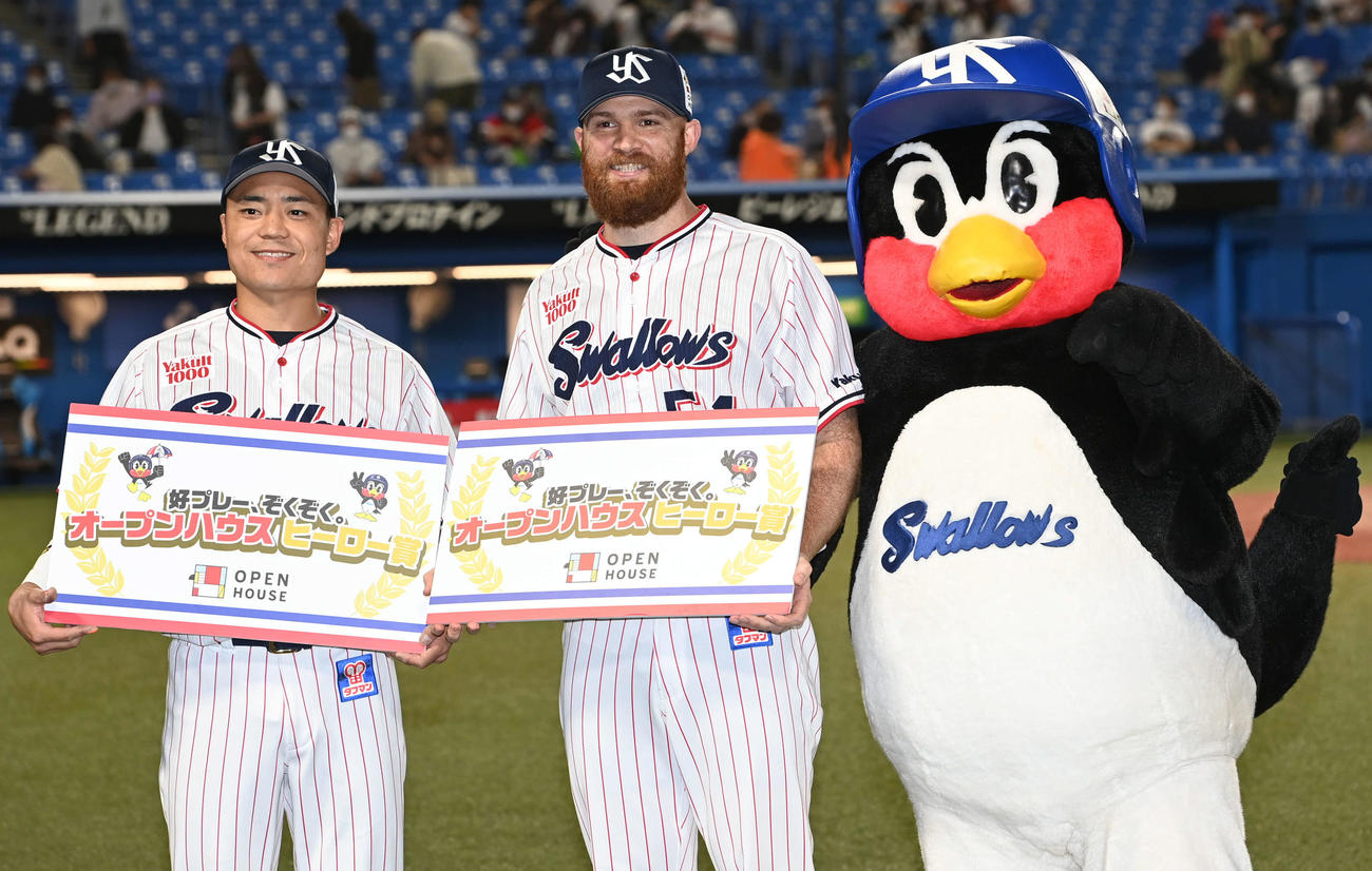 ヤクルト対巨人　ヒーローインタビューを終えて笑顔を見せる、左からヤクルト中村、サイスニード、つば九郎（撮影・山崎安昭）