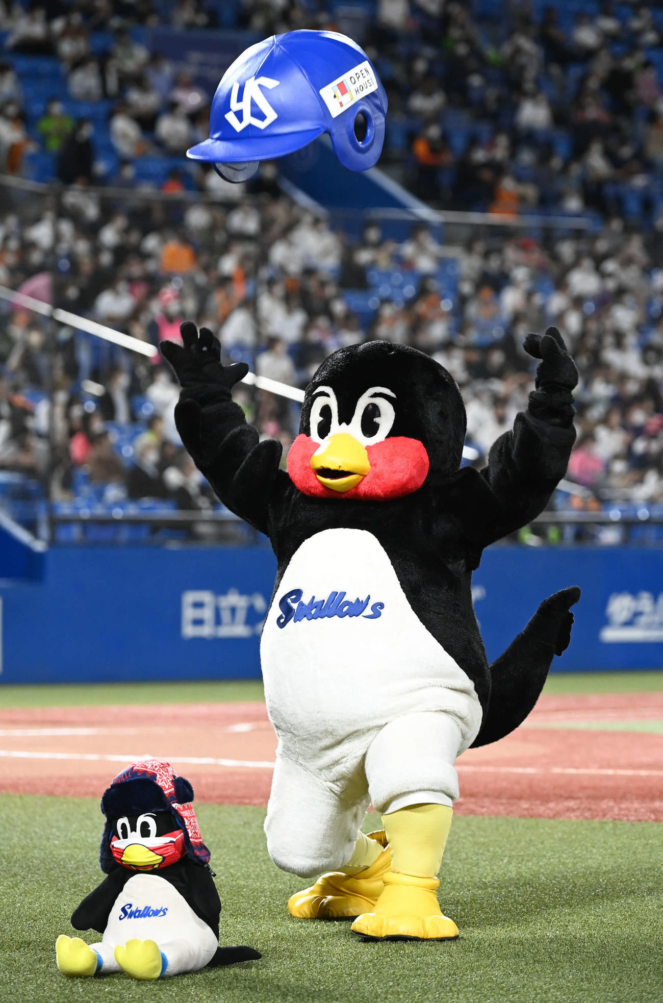 ヤクルト対巨人　余興で帽子を投げるつば九郎（撮影・山崎安昭）