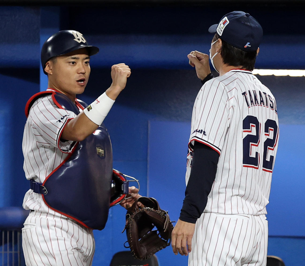 ヤクルト対巨人　試合後、高津監督（右）とタッチを交わす中村（撮影・狩俣裕三）