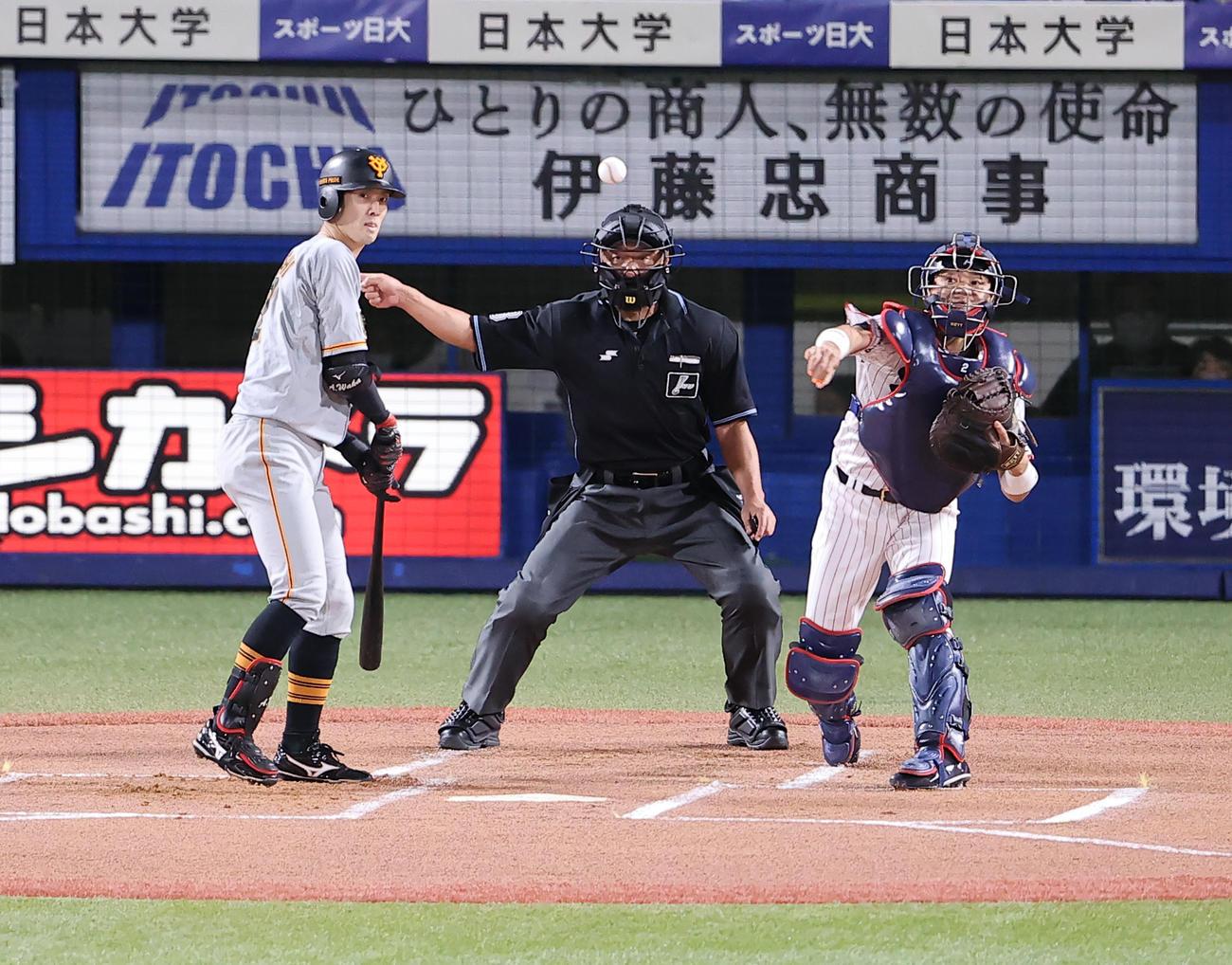 ヤクルト対巨人　1回表巨人無死一塁、一塁走者松原の二塁盗塁を封じる中村（撮影・浅見桂子）