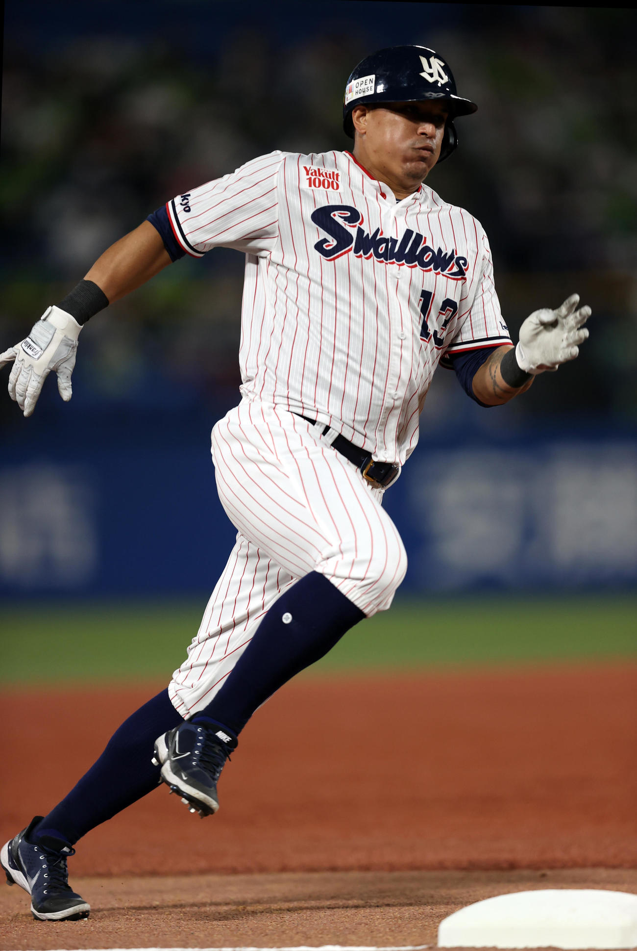 ヤクルト対巨人　5回裏ヤクルト1死一塁、中村の適時二塁打で本塁へダッシュするオスナ（撮影・狩俣裕三）