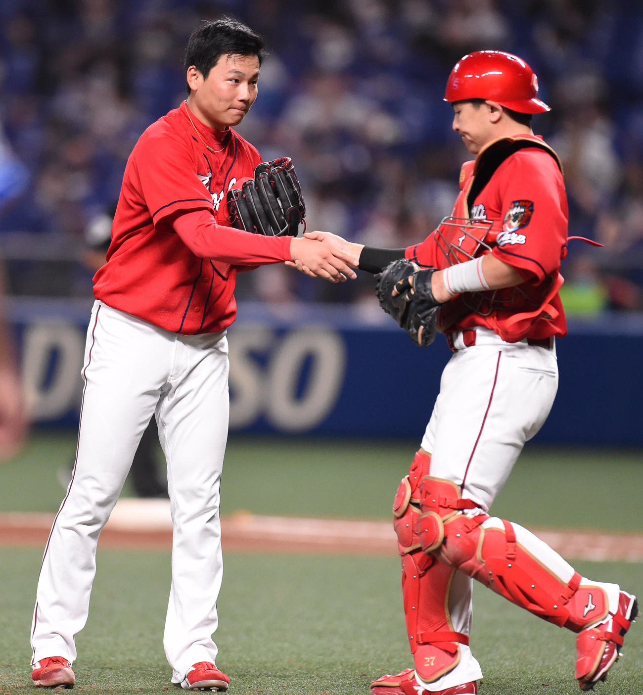 中日対広島　試合終了、会沢（右）と握手を交わすリリーフした栗林（左）（撮影・森本幸一）