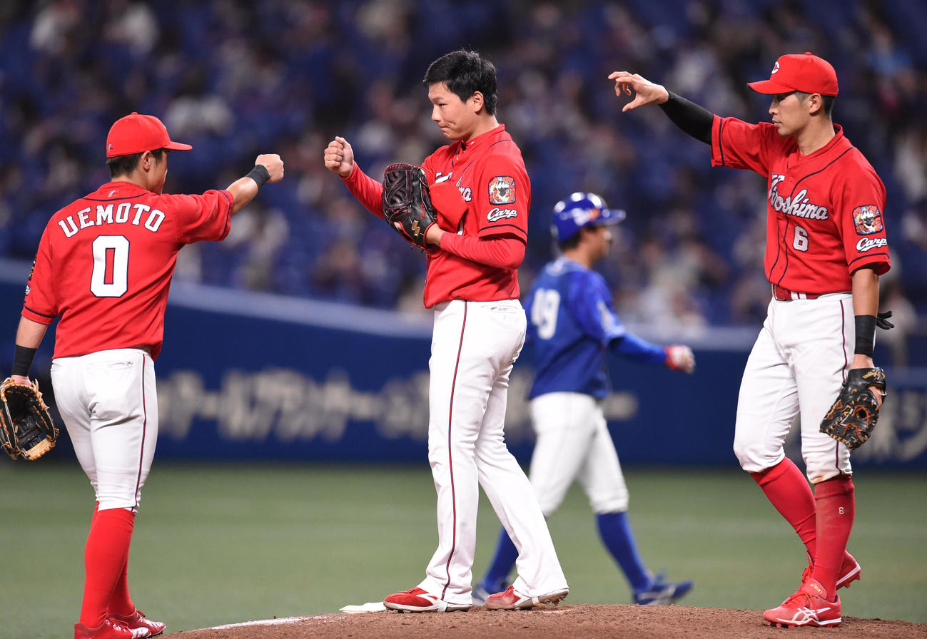 中日対広島　試合終了、ナインとタッチを交わすリリーフした栗林（中央）（撮影・森本幸一）