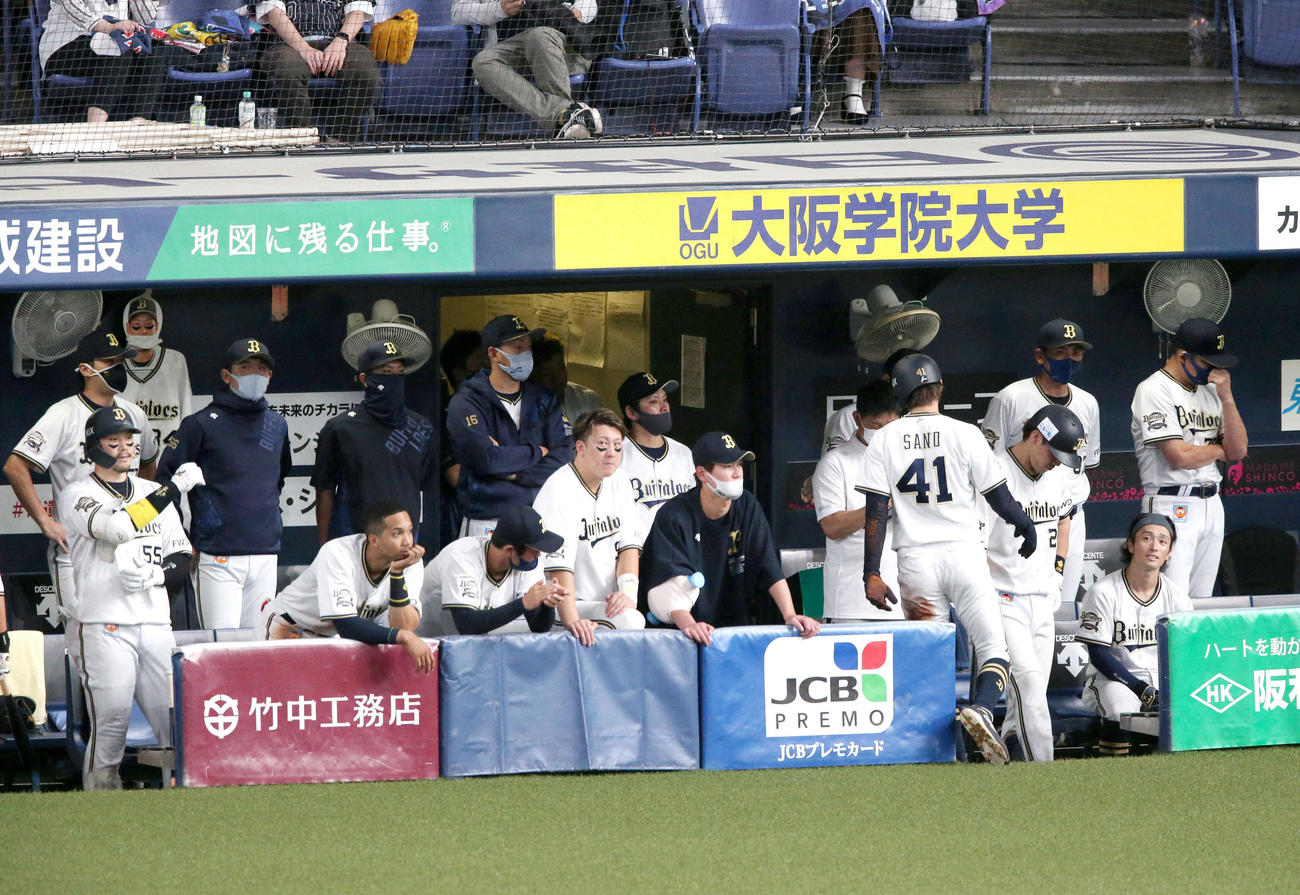 オリックス対日本ハム　9回裏オリックス無死一塁、T－岡田（手前左）は三振に倒れ、一走佐野皓（右から5人目）も二盗に失敗でチャンスを逃し、ベンチでうつむく中嶋監督（右）（撮影・上山淳一）