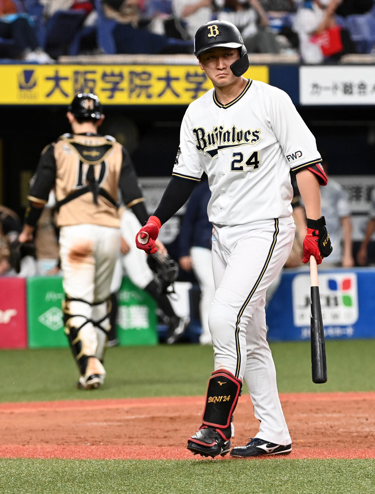 オリックス対日本ハム　8回裏オリックス2死二塁、紅林は空振りの三振に倒れる（撮影・前岡正明）