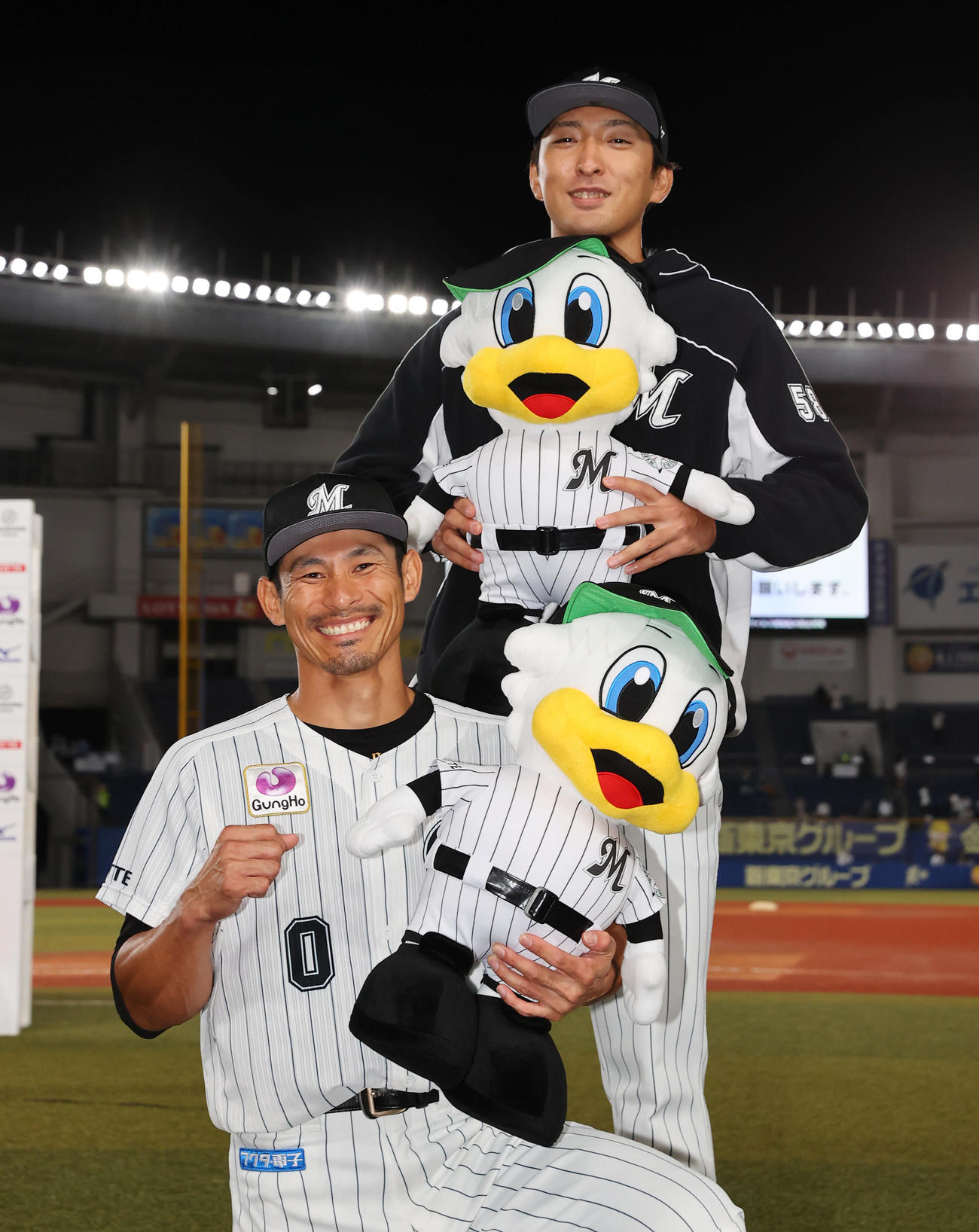 ロッテ対西武　ヒーローインタビューを終えワクワクポーズで写真に納まるロッテ荻野（下）と河村（撮影・垰建太）