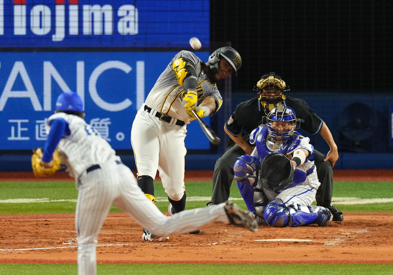 DeNA対阪神　4回表阪神1死一塁、右中間へ先制の2点本塁打を放つロハス（撮影・横山健太）