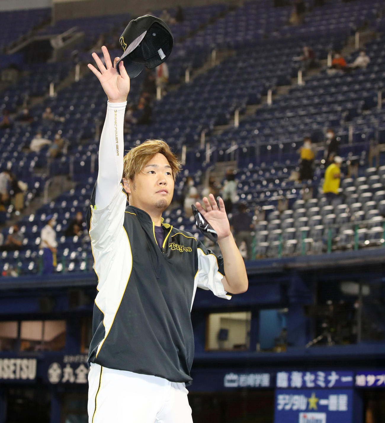 DeNA対阪　ヒーローインタビューを終えスタンドにあいさつする西勇（撮影・加藤哉）