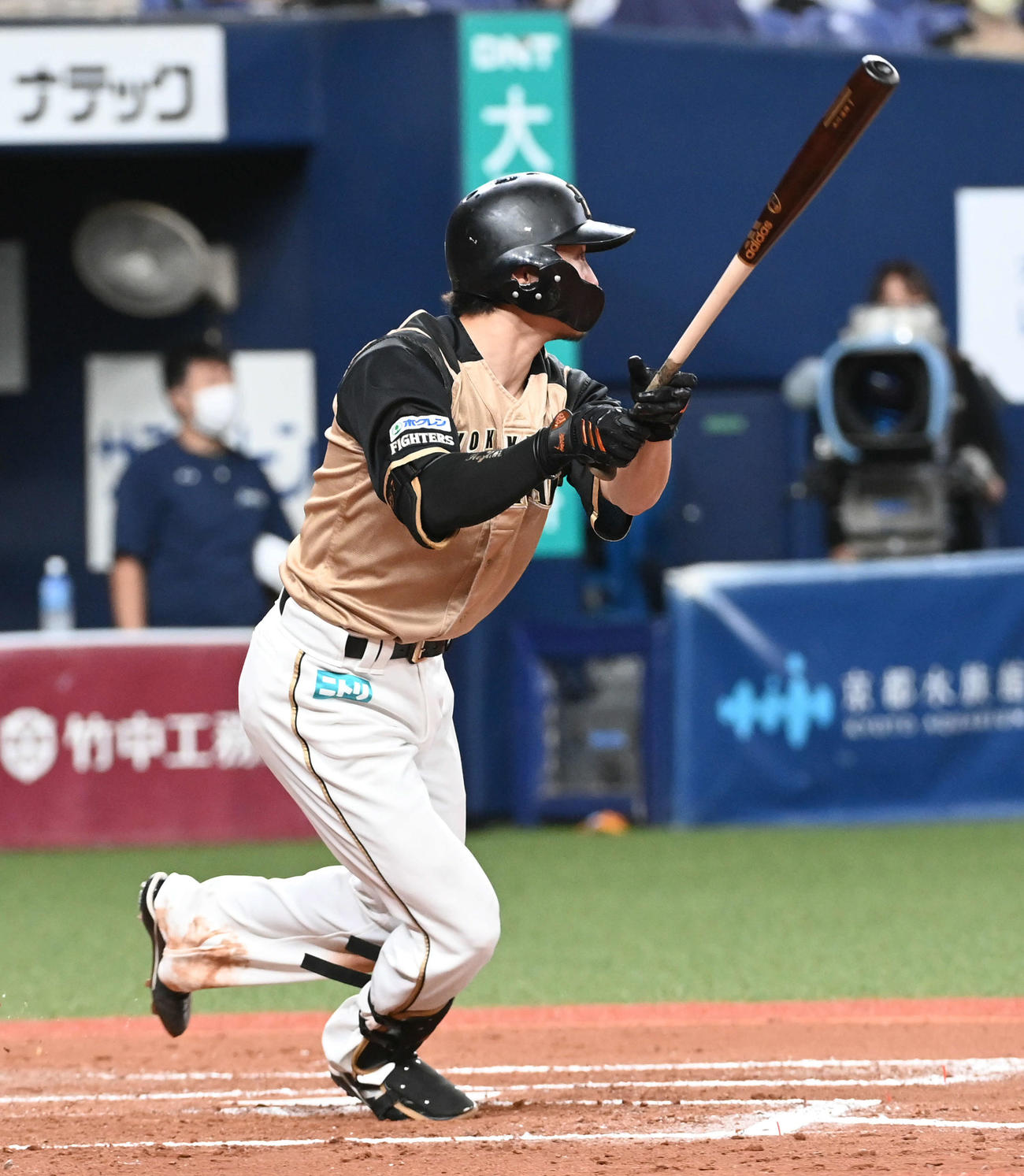 オリックス対日本ハム　7回表日本ハム1死一、三塁、西川は中犠飛を放つ（撮影・前岡正明）