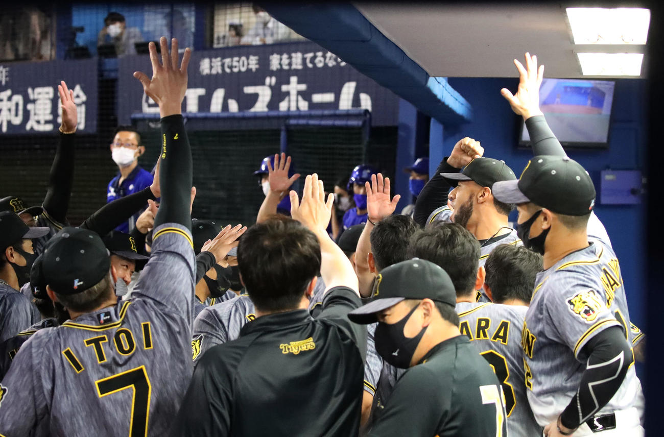 DeNA対阪　試合前の円陣で声出しをするスアレス（撮影・加藤哉）
