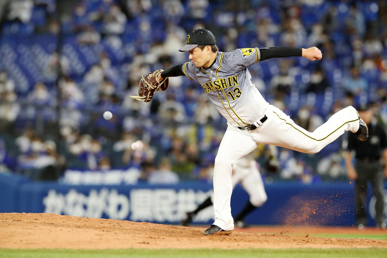 DeNA対阪　8回裏DeNA無死、岩崎は桑原の打球を避ける（撮影・加藤哉）