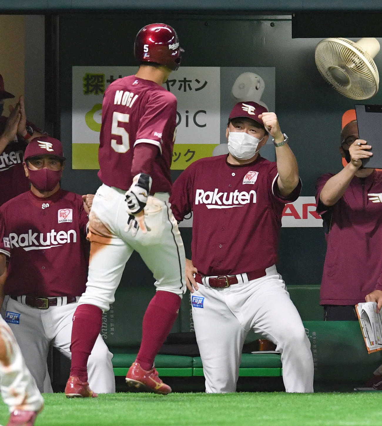 ソフトバンク対楽天　8回表楽天1死満塁、山崎剛の左犠飛で生還した茂木（左から2人目）を迎える石井監督（撮影・岩下翔太）