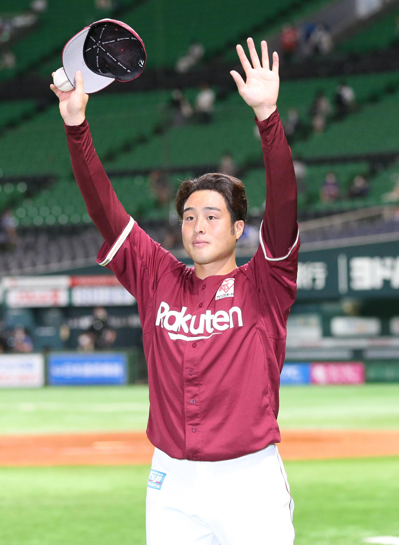 ソフトバンク対楽天　9勝目を飾った瀧中瞭太は笑顔を見せる（撮影・梅根麻紀）