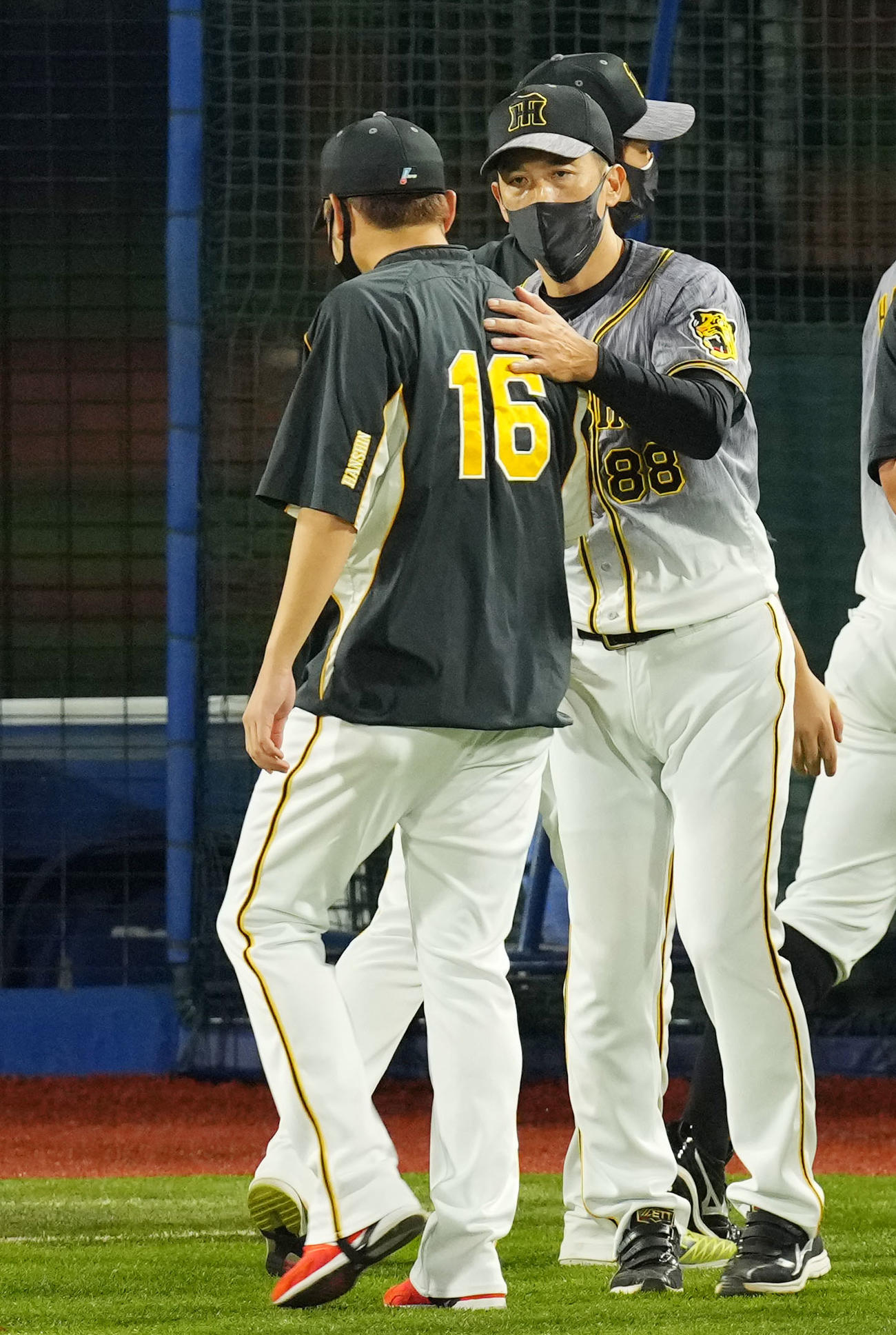 DeNA対阪神　勝利投手となった阪神西勇（左）をねぎらう矢野監督（撮影・横山健太）