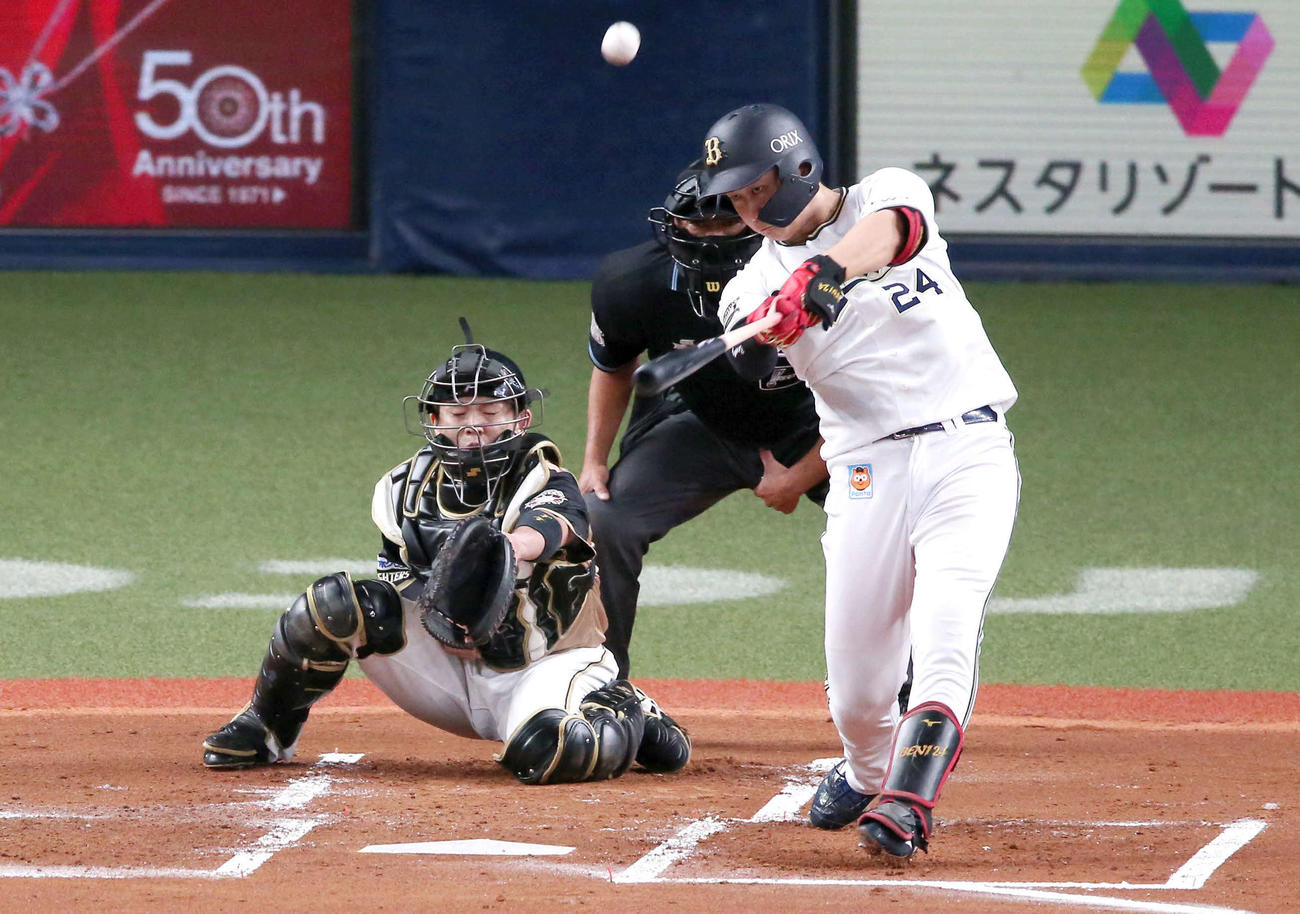 オリックス対日本ハム　1回裏オリックス1死二塁、先制の適時二塁打を放つ紅林（撮影・上山淳一）