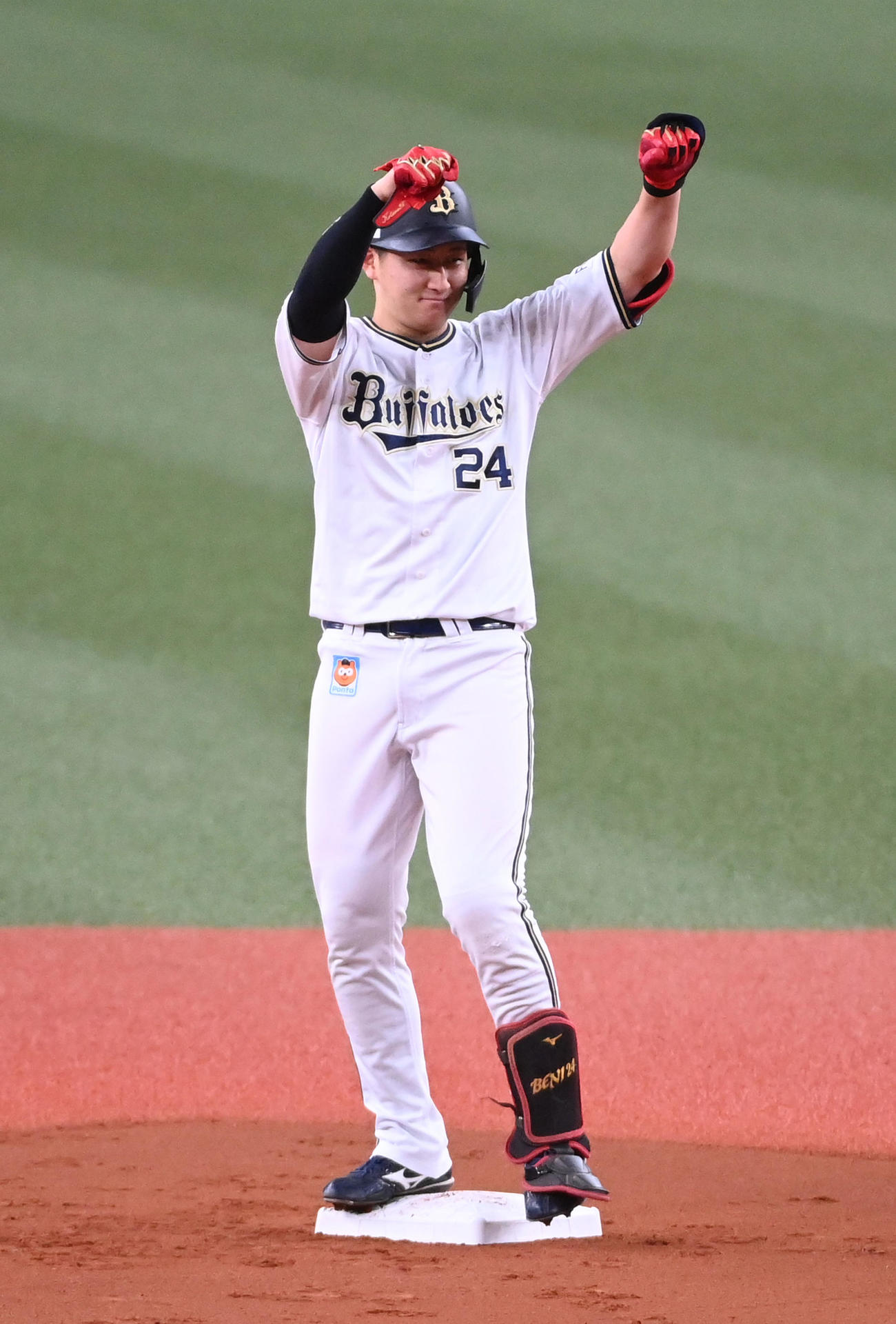 オリックス対日本ハム　1回裏オリックス1死二塁、紅林は先制の適時二塁打を放ちガッツポーズ（撮影・前岡正明）