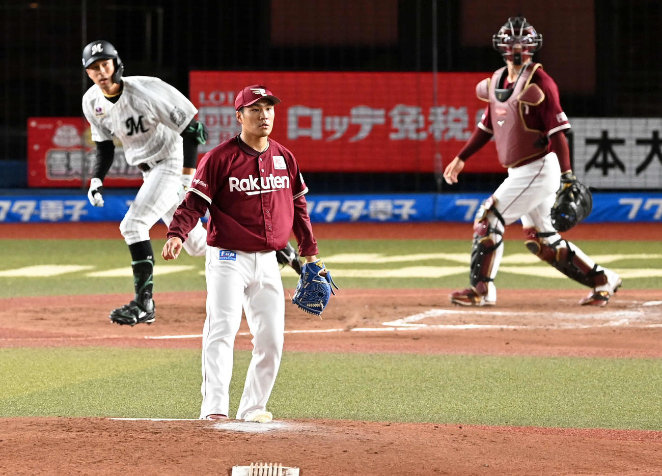 ロッテ対楽天　2回裏ロッテ1死二塁、岡大海に勝ち越しの適時二塁打を許す則本昂（撮影・たえ見朱実）
