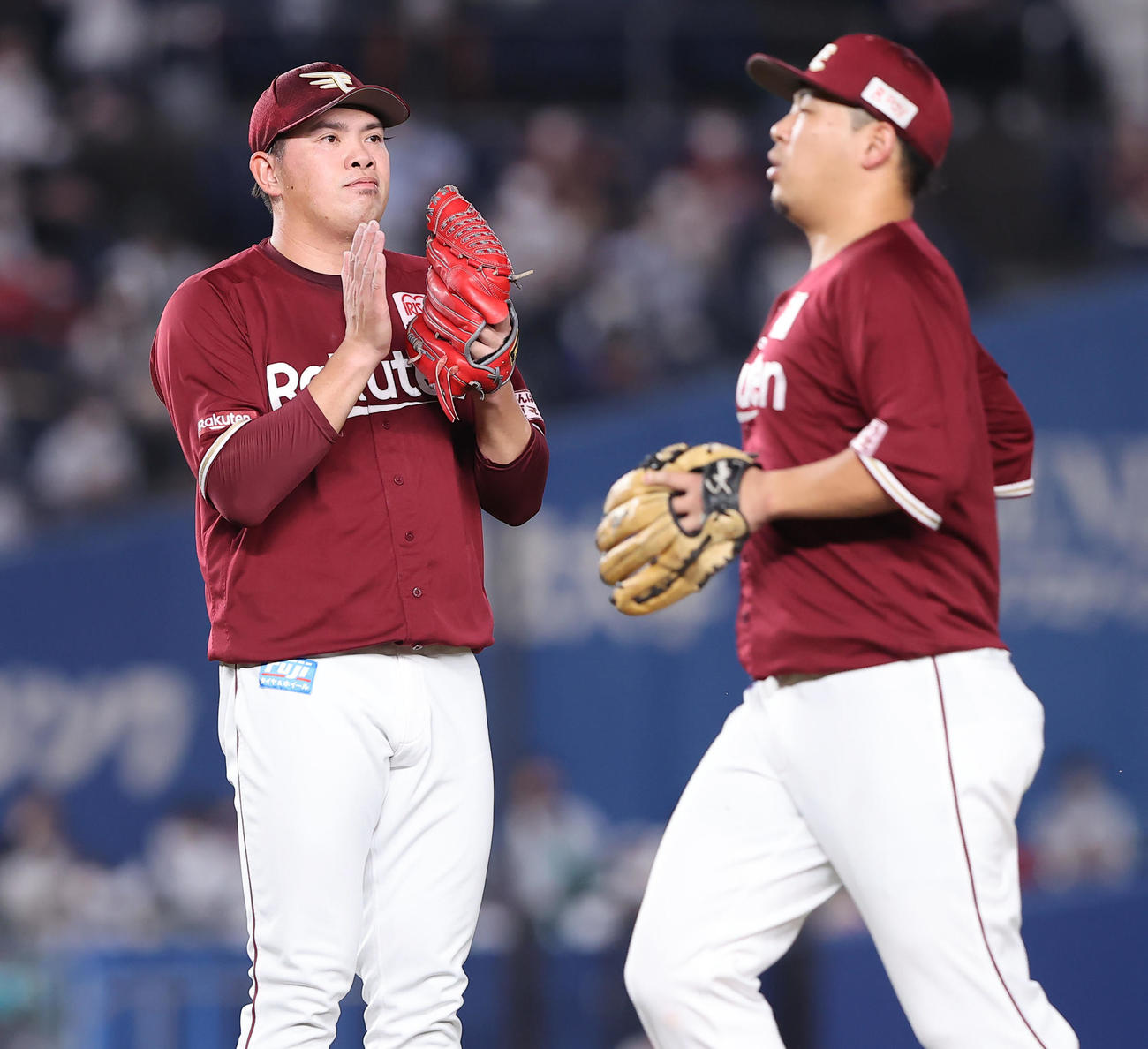 ロッテ対楽天　8回裏ロッテ無死、中村奨を二ゴロに仕留め浅村（右）に優しく拍手する宋家豪（撮影・垰建太）