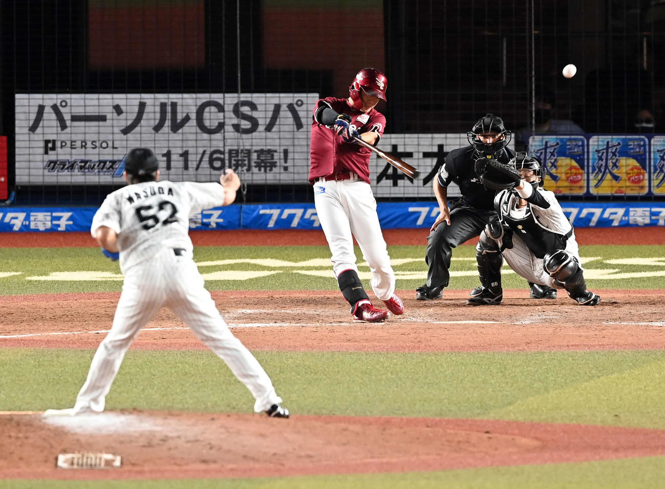ロッテ対楽天　9回表楽天2死二塁、左越えに勝ち越しの適時二塁打を放つ渡辺佳。投手益田（撮影・たえ見朱実）