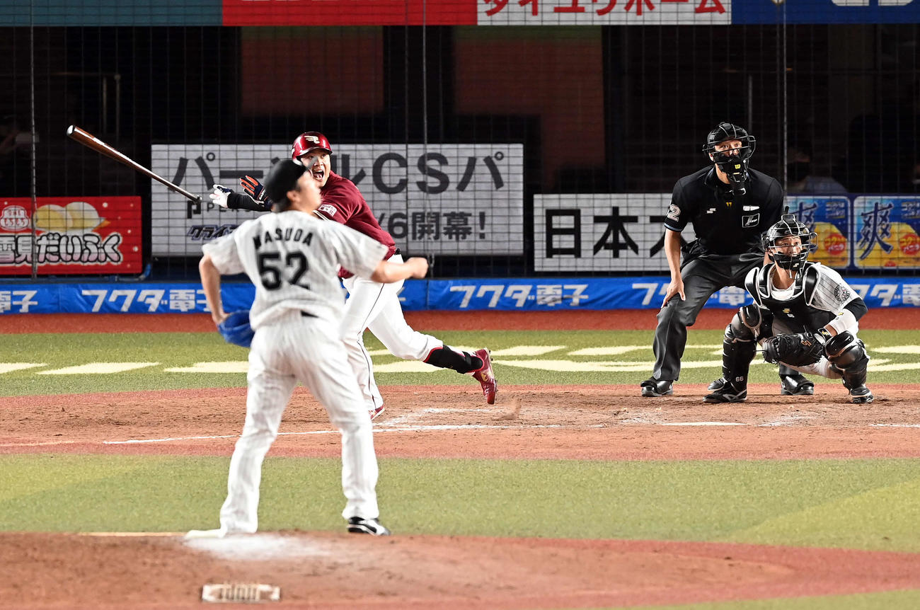 ロッテ対楽天　9回表楽天2死二塁、左越えに勝ち越しの適時二塁打を放つ渡辺佳。投手益田（撮影・たえ見朱実）