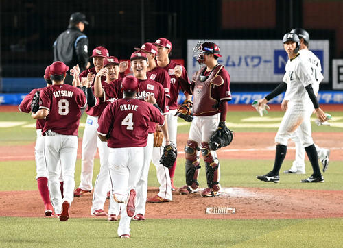 ロッテ対楽天 3-2でロッテに勝利した楽天ナインは笑顔でハイタッチを交わす(撮影・たえ見朱実)