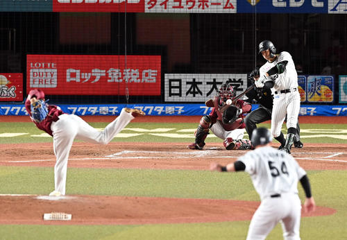 ロッテ対楽天 2回裏ロッテ1死二塁、左前に勝ち越しの適時二塁打を放つ岡。投手則本昂(撮影・たえ見朱実)