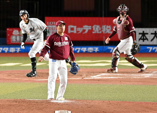 ロッテ対楽天 2回裏ロッテ1死二塁、岡大海に勝ち越しの適時二塁打を許す則本昂(撮影・たえ見朱実)