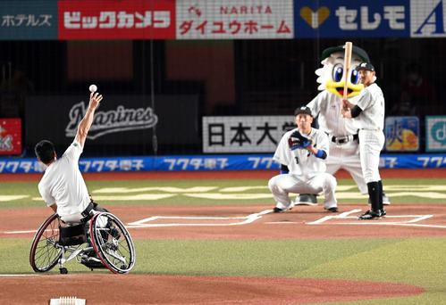 ロッテ対楽天 ファーストピッチセレモニーを務めた国枝慎吾(撮影・たえ見朱実)