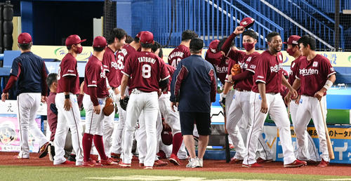 ロッテ対楽天 試合前、円陣を組む楽天ナイン(撮影・たえ見朱実)