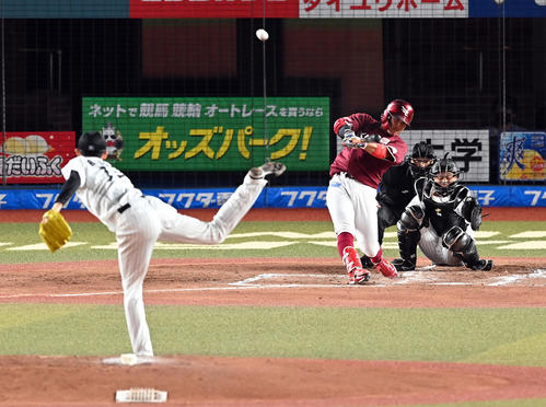 ロッテ対楽天 2表楽天1死、同点のソロ本塁打を放つ鈴木大。投手佐々木朗(撮影・たえ見朱実)
