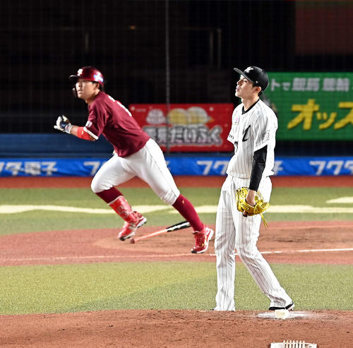 ロッテ対楽天 2回表楽天1死、鈴木大(左)に右越えソロ本塁打を浴びる佐々木朗(撮影・たえ見朱実)