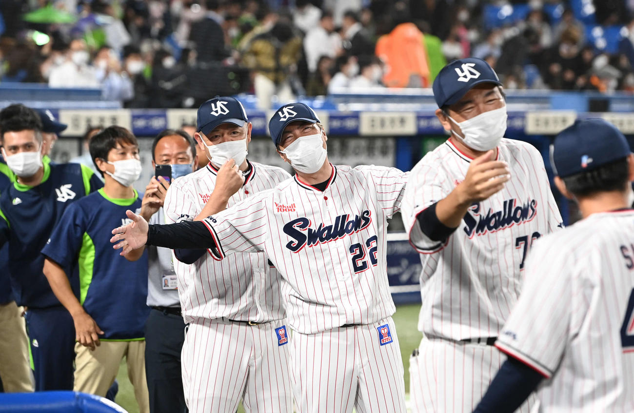 ヤクルト対巨人　勝利したヤクルト高津監督（中央）は笑顔で選手を待ち受ける（撮影・山崎安昭）