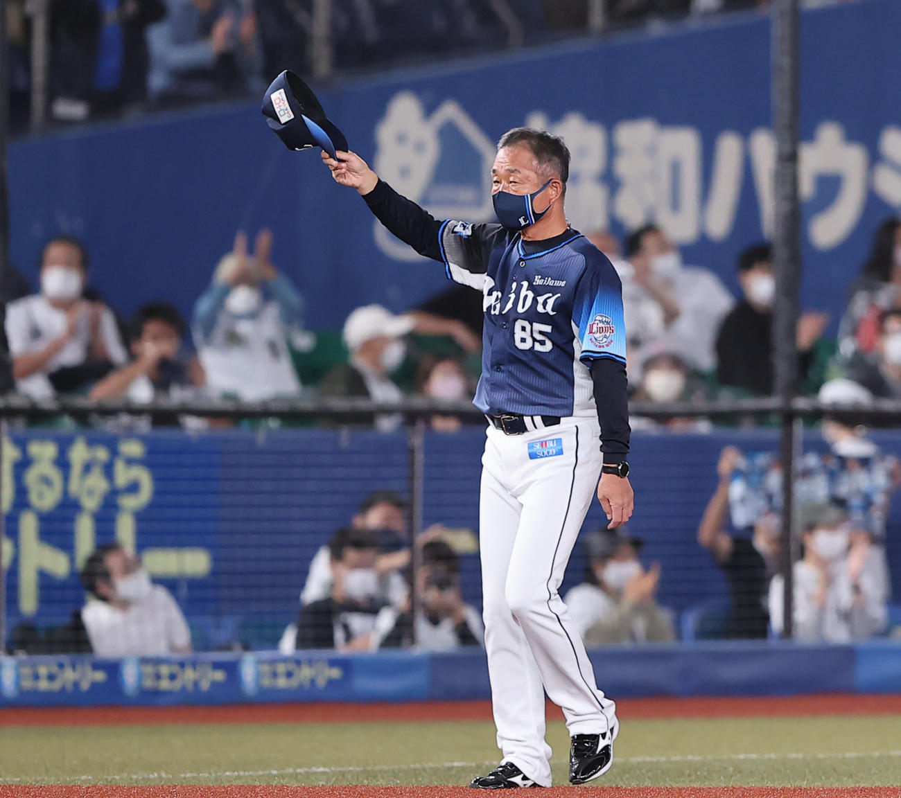ロッテ対西武　ZOZOマリンスタジアムでの今季最終戦を終えファンにあいさつする西武辻監督（撮影・垰建太）