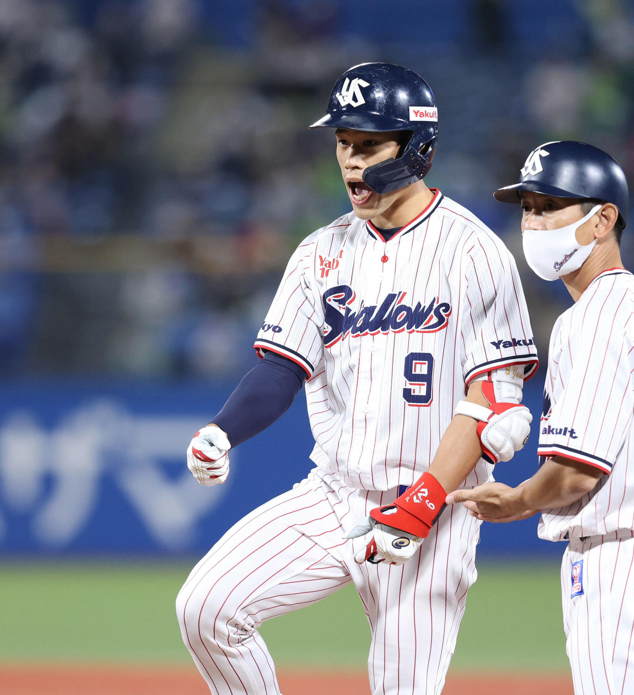 ヤクルト対巨人　9回裏ヤクルト1死、左前打で出塁しガッツポーズする塩見（撮影・河田真司）