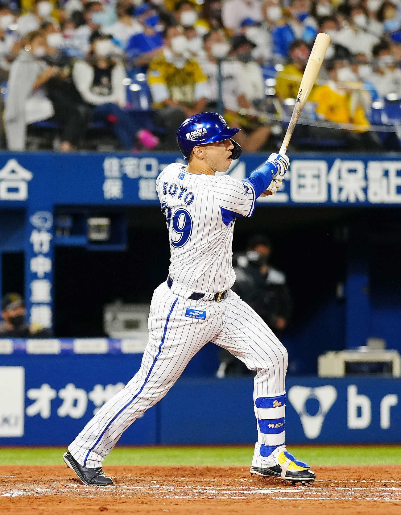 DeNA対阪神　8回裏DeNA1死二塁、逆転2点本塁打を放つソト（撮影・江口和貴）