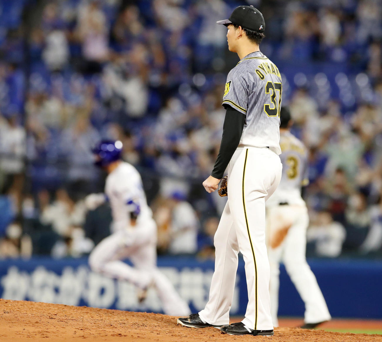 DeNA対阪神　8回裏DeNA1死二塁、及川はソトに中越え2点本塁打を被弾（撮影・加藤哉）