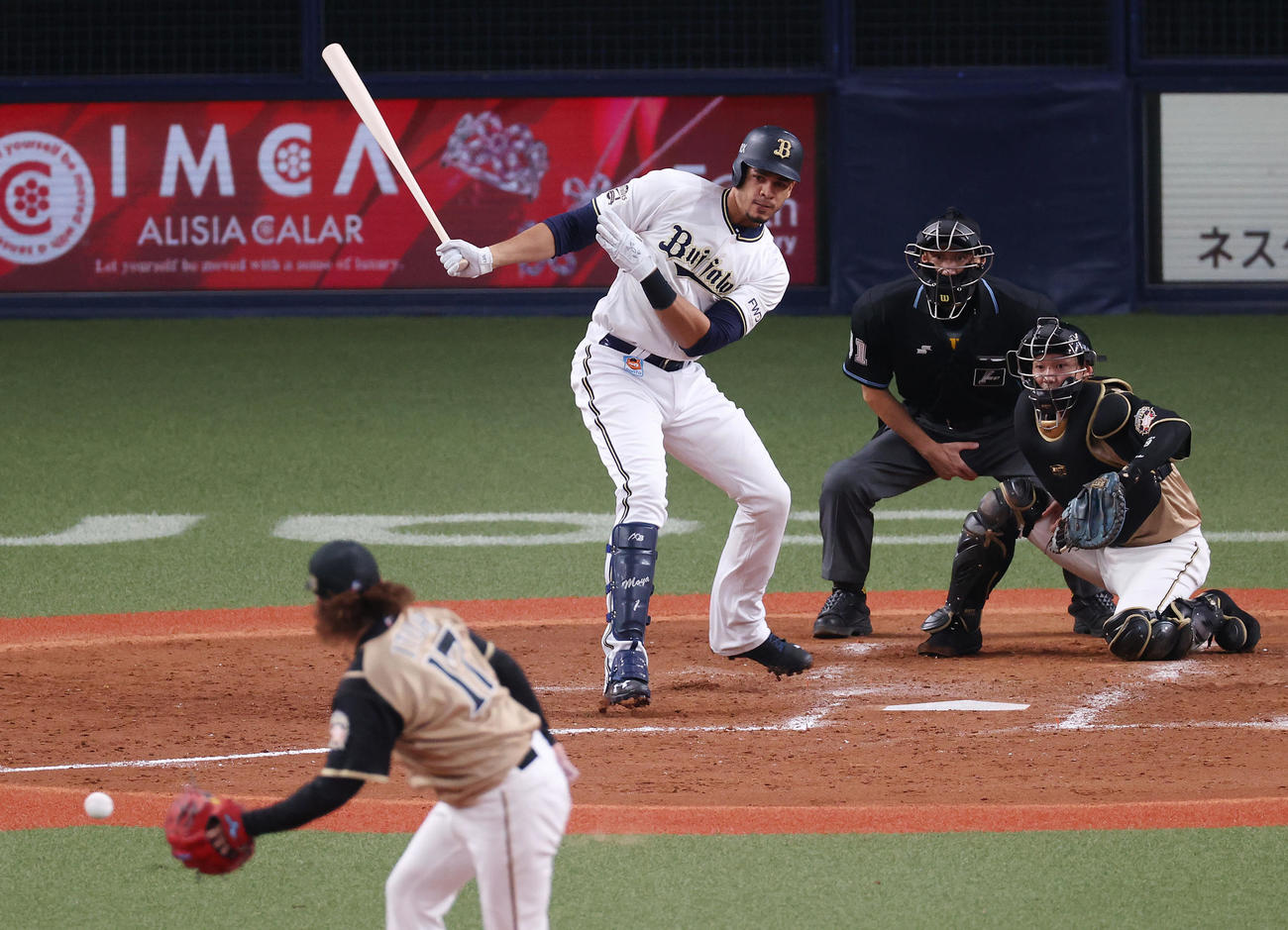 オリックス対日本ハム　5回裏オリックス2死二塁、勝ち越しの中前適時打を放つモヤ。投手伊藤（撮影・前田充）