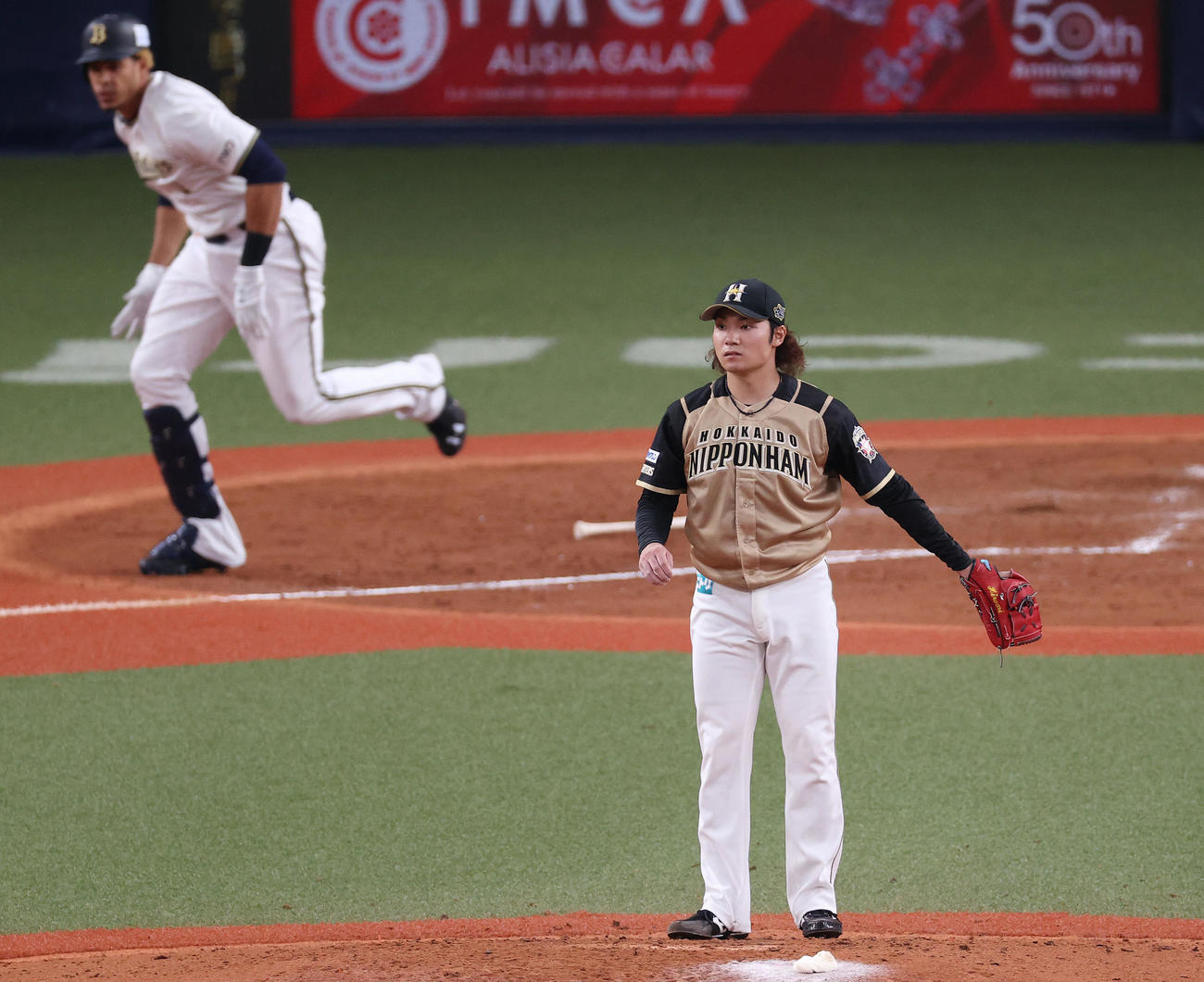 オリックス対日本ハム　5回裏オリックス2死二塁、モヤに勝ち越し中前適時打を浴びる伊藤（撮影・前田充）