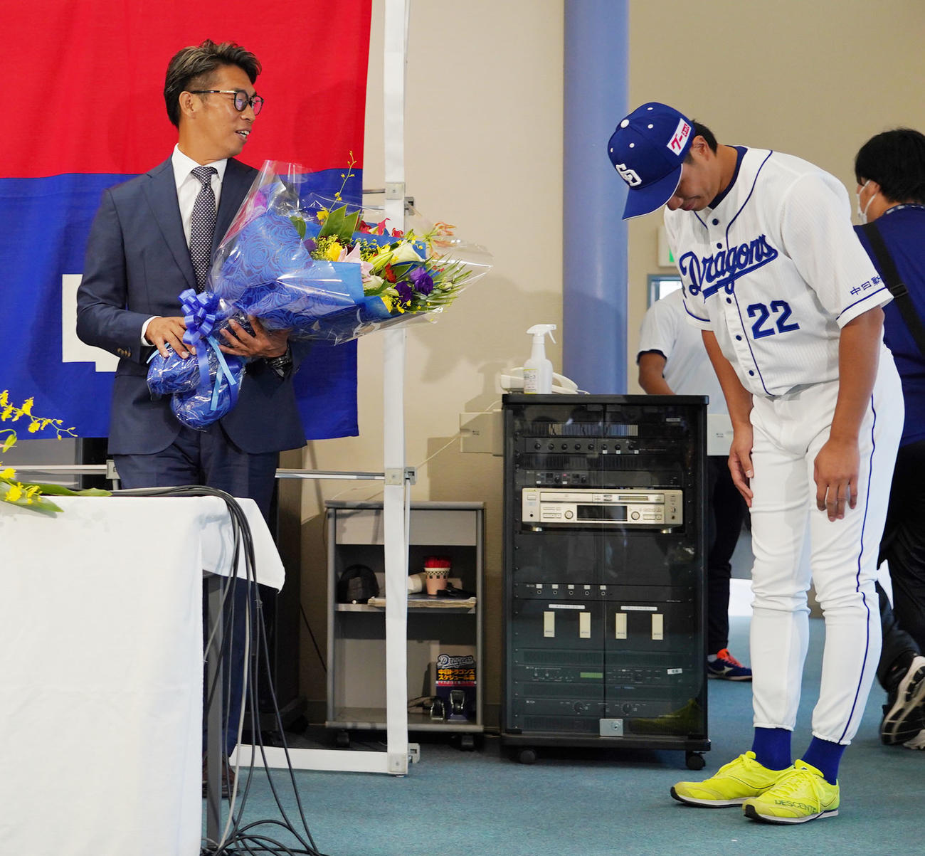引退会見後、大野雄（右）と言葉を交わす山井（左）（撮影・森本幸一）