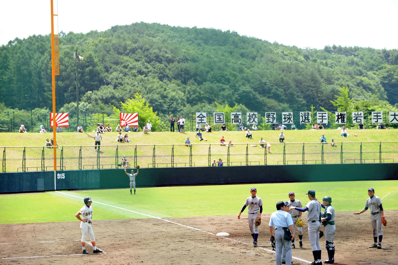 盛岡大付対花巻東　3回表盛岡大付1死一、二塁、二橋大地の打球が本塁打と判定され、球審にファウルではないかとアピールする大谷（右から3人目）ら花巻東ナイン（撮影・高田文太）