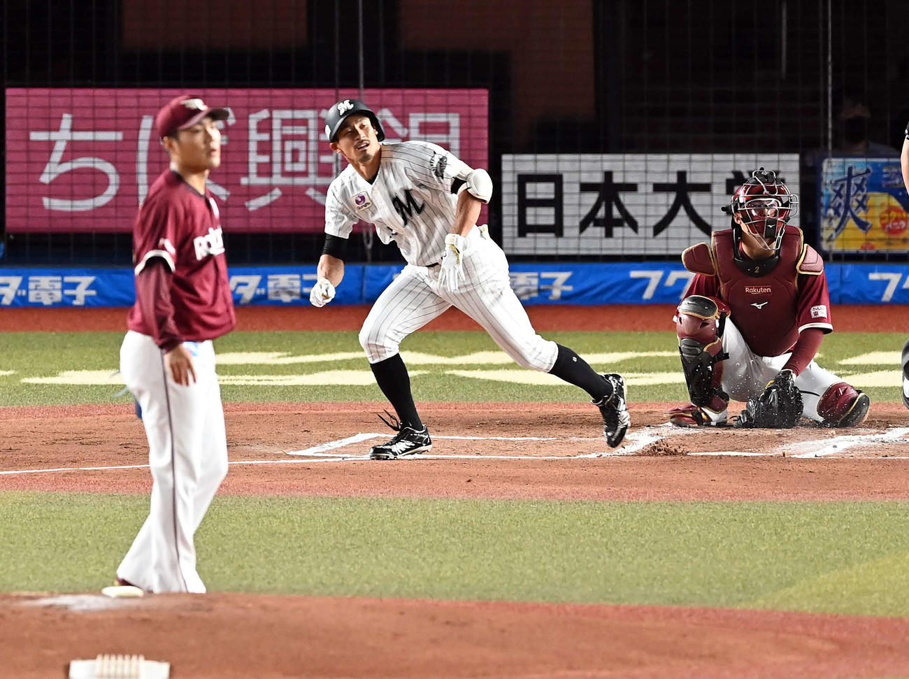 ロッテ対楽天　1回裏ロッテ無死、先頭打者本塁打を放つ荻野。投手則本昂（撮影・たえ見朱実）