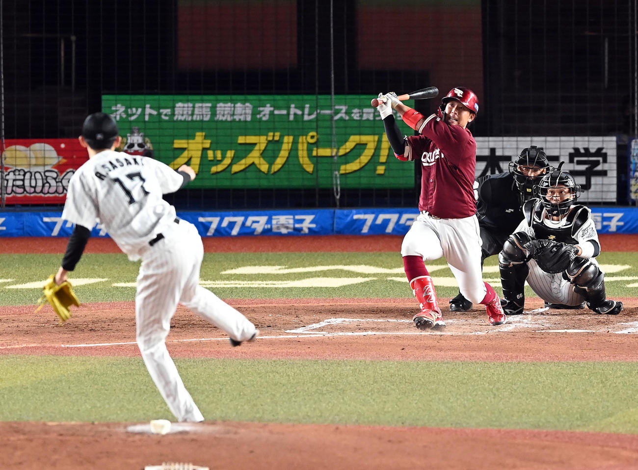 ロッテ対楽天　2回表楽天1死、右越えソロ本塁打を放つ鈴木大。投手佐々木朗（撮影・たえ見朱実）