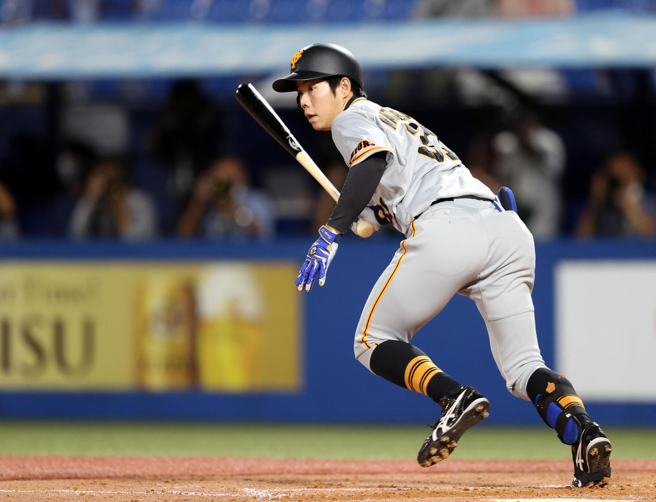 ヤクルト対巨人　3回表巨人1死、二塁打を放つ松原（撮影・狩俣裕三）