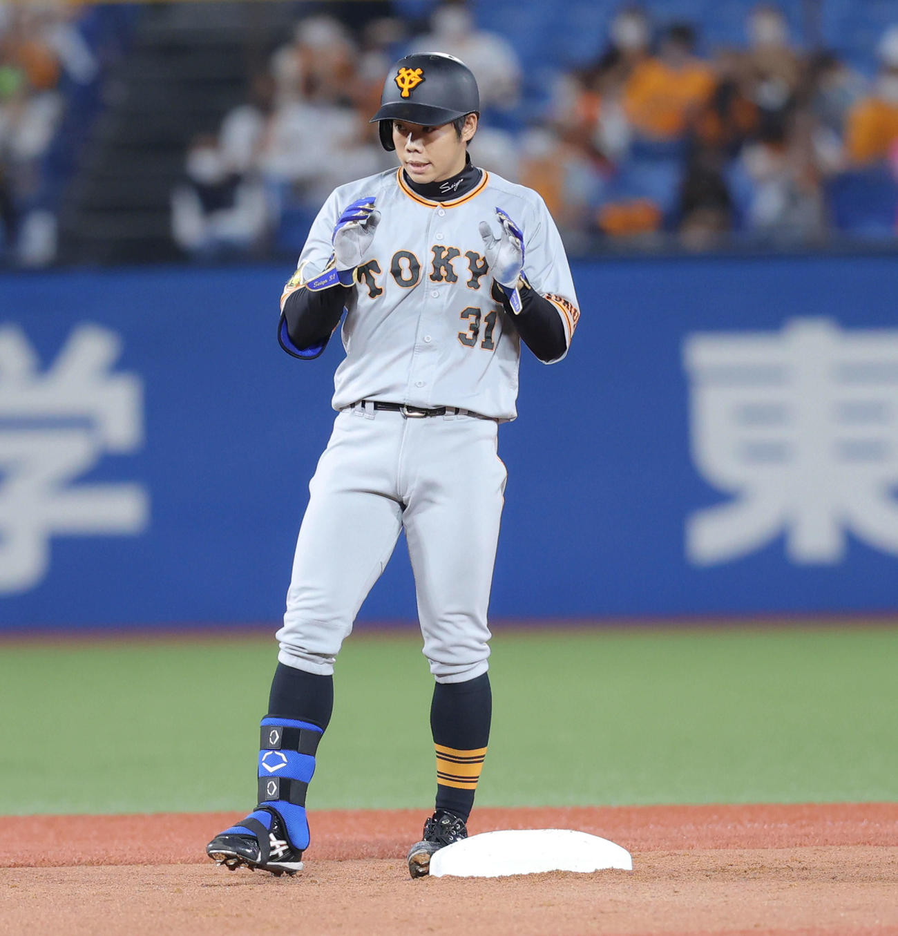 ヤクルト対巨人　3回表巨人1死、左翼線に二塁打を放ち出塁する松原（撮影・河田真司）