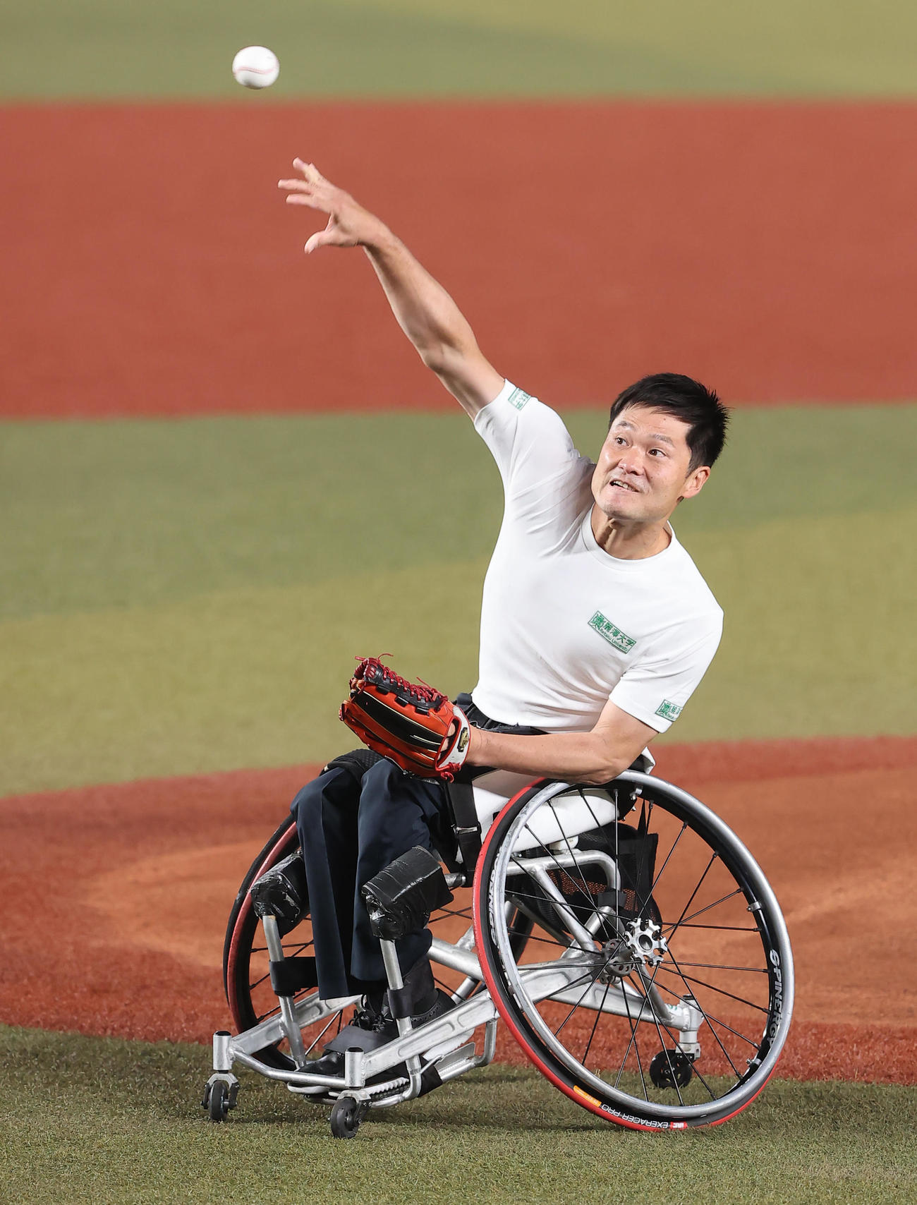 ロッテ－楽天戦で始球式を行う東京パラリンピック・車いすテニス金メダリストの国枝慎吾（撮影・垰建太）