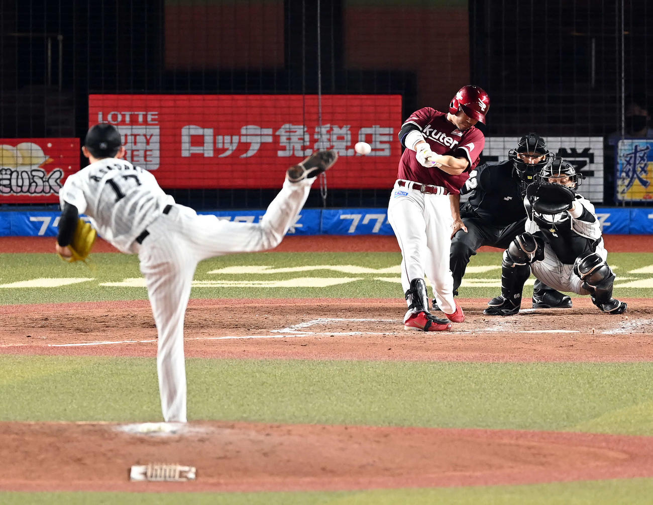 ロッテ対楽天　4回表楽天無死二塁、右前に適時二塁打を放つ島内。投手佐々木朗（撮影・たえ見朱実）