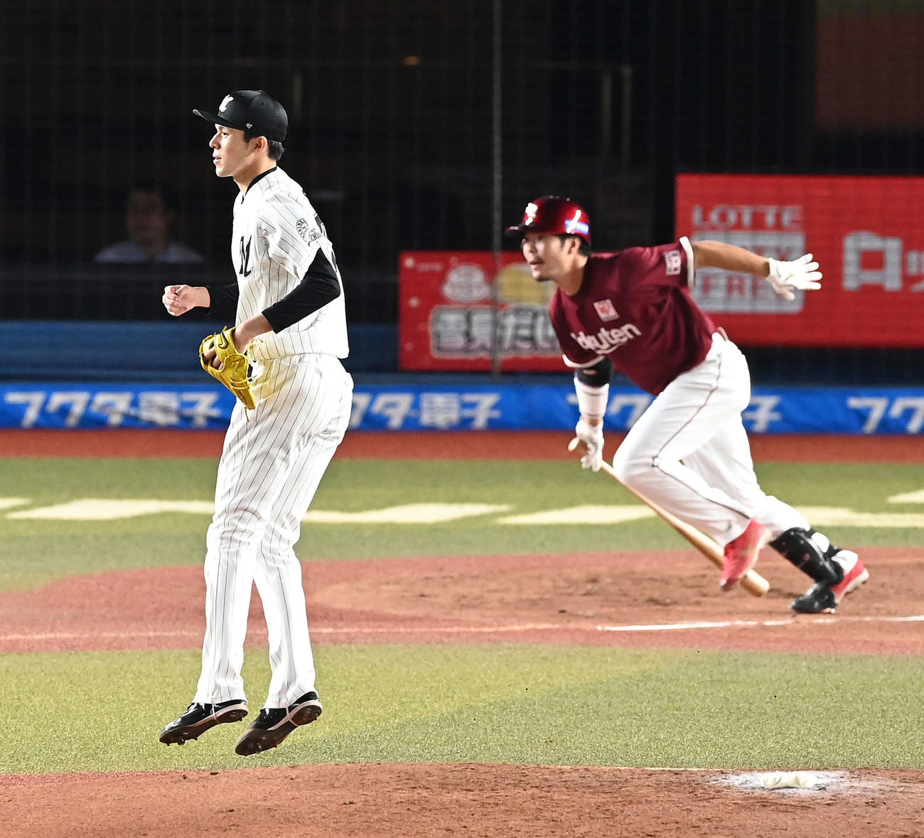 ロッテ対楽天　4回表楽天無死二塁、島内に同点の適時二塁打を浴びる佐々木朗（撮影・たえ見朱実）